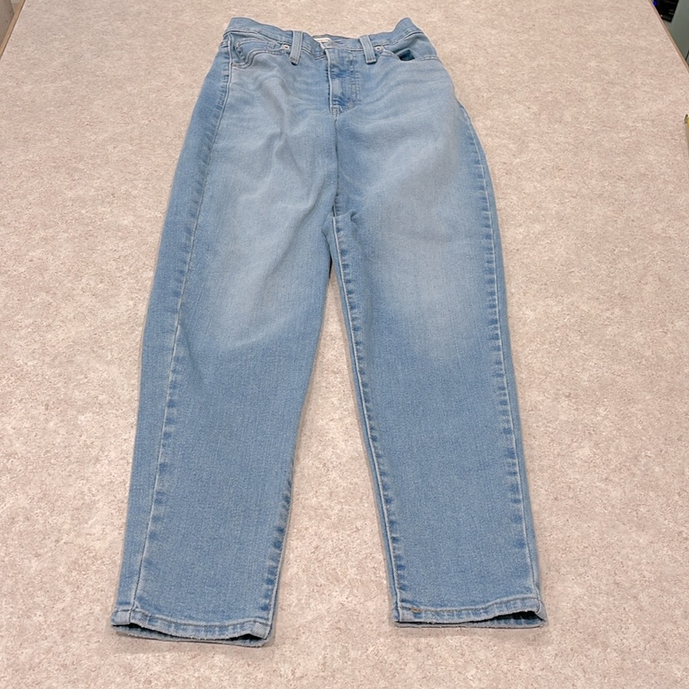 WOMENS LEVI’S HIGH WAISTED MOM JEAN IN A LIGHT WASH BLUE DENIM 80’s VIBE SIZE 25 - Picture 8 of 16